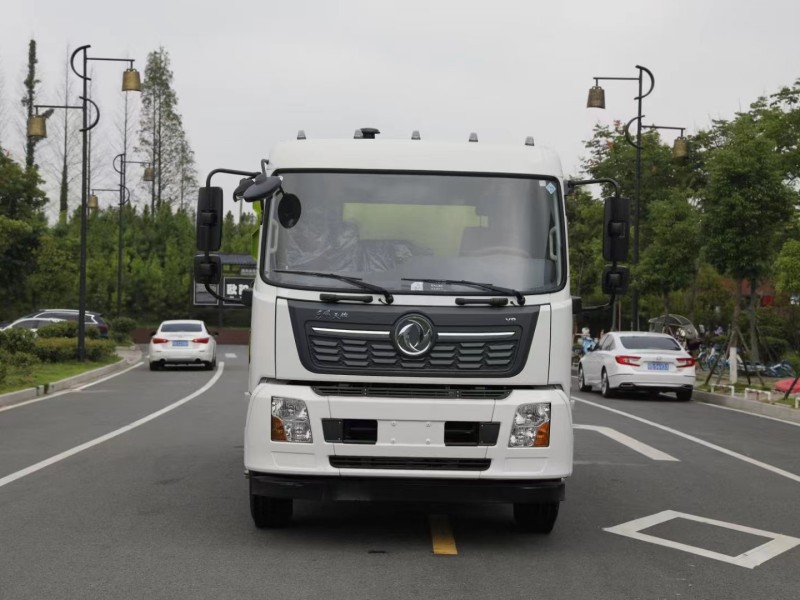 東風(fēng)天錦掃路車(chē)（4方水罐8方塵罐）
