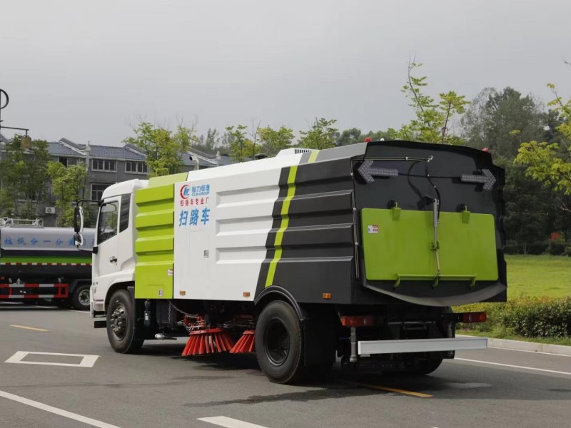 東風(fēng)天錦掃路車(chē)（4方水罐8方塵罐）